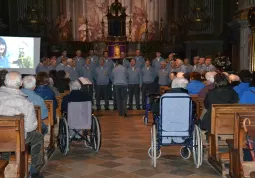 La Corale Valle Maira di Busca nella parrocchia Maria Vergine Assunta sabato scorso per il concerto di inaugurazione della mostra Sguardi e colori dell'associazione Volontari dell'Annunziata